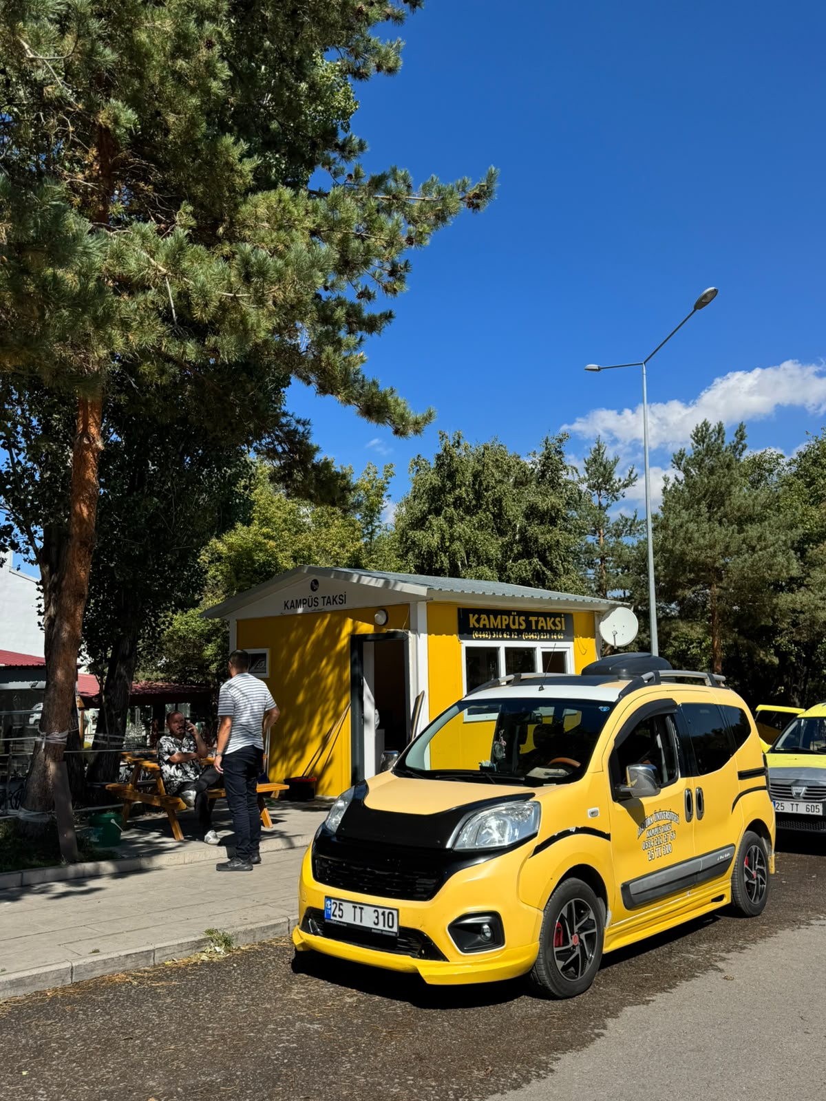 Kampüs Taksi durağı önünde sarı taksi